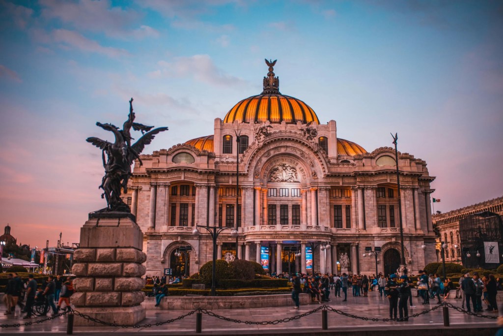Mexico scores well on market size and economic access. With over 128 million people and a $1.8 trillion economy, it offers significant growth potential. Before starting a business, conducting market research is crucial to understand the Mexican market environment and consumer demand.